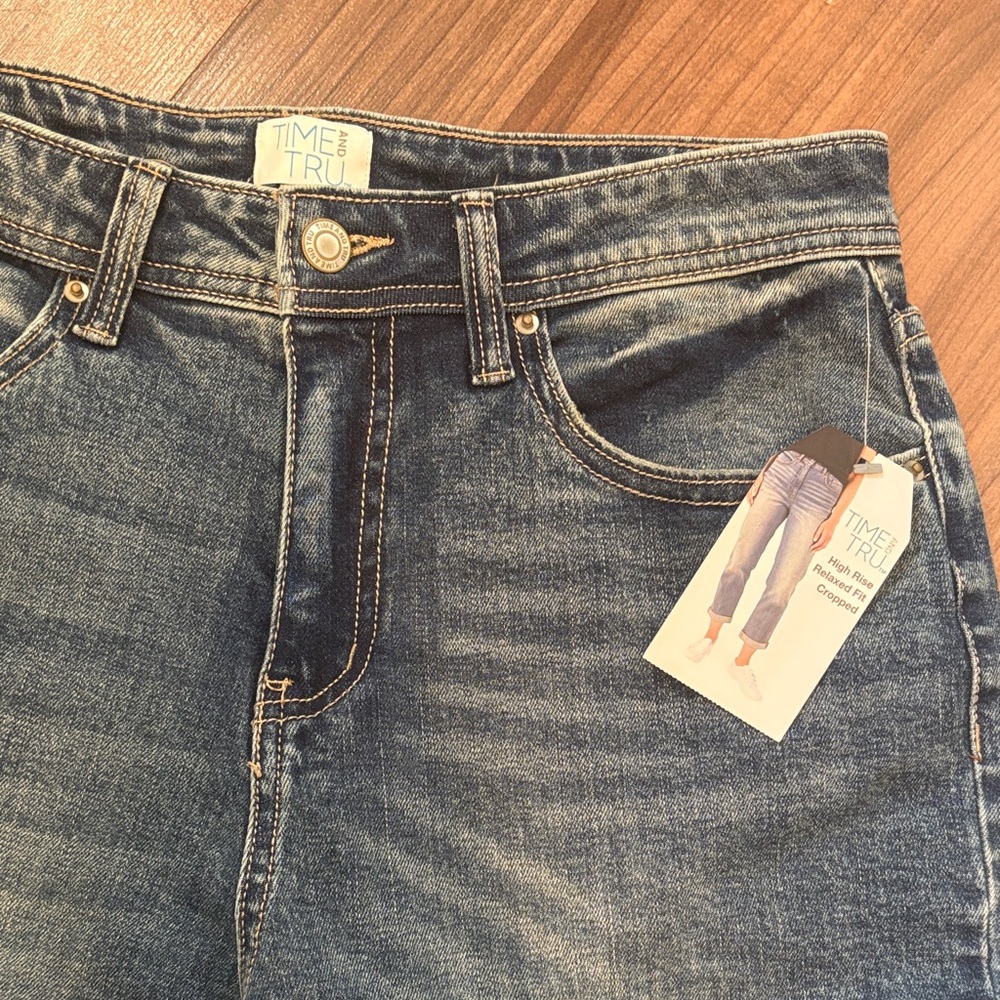 NWT time & tru high rise, relaxed fit, cropped jeans size 4